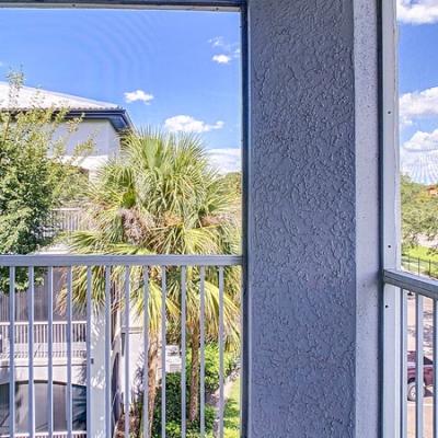 Screened balcony 