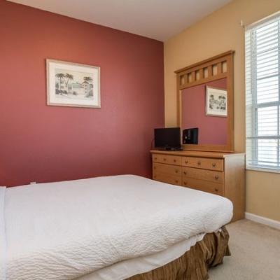 Guest bedroom with queen size bed