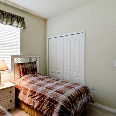 Guest bedroom, twin beds