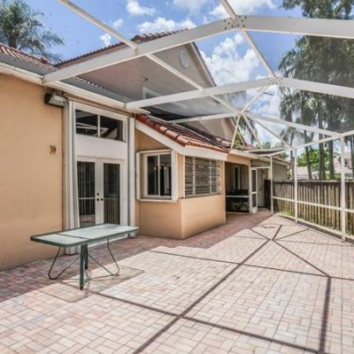 Sunset Cove single family house with screened oversized patio, brick pavers